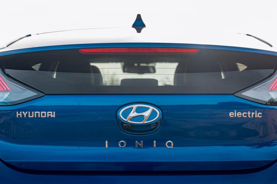 Логотип Hyundai IONIQ electric (AE) 2019 года  (UK) (фото 28 из 37)